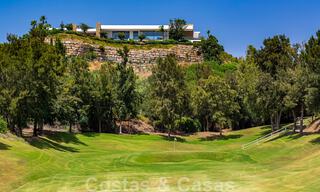 Fenomenale, eigentijdse luxevilla te koop, direct aan de golfbaan met zeezicht in een afgeschermd golfresort in Marbella - Benahavis 43979 