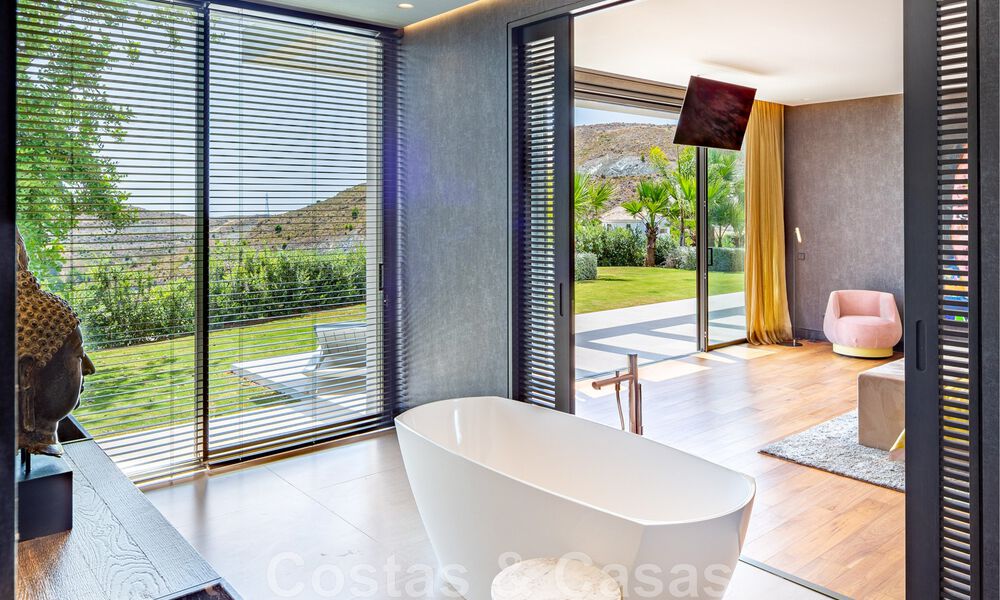 Fenomenale, eigentijdse luxevilla te koop, direct aan de golfbaan met zeezicht in een afgeschermd golfresort in Marbella - Benahavis 43985