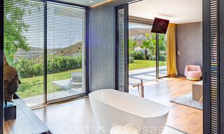 Fenomenale, eigentijdse luxevilla te koop, direct aan de golfbaan met zeezicht in een afgeschermd golfresort in Marbella - Benahavis 43985 