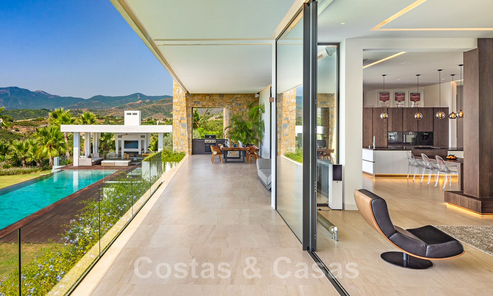 Fenomenale, eigentijdse luxevilla te koop, direct aan de golfbaan met zeezicht in een afgeschermd golfresort in Marbella - Benahavis 43986