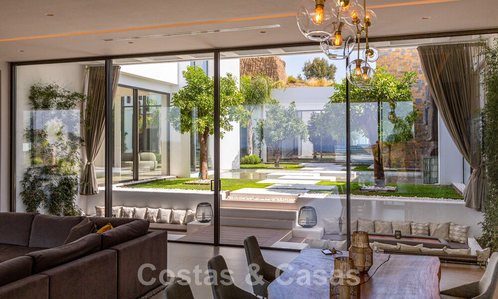 Fenomenale, eigentijdse luxevilla te koop, direct aan de golfbaan met zeezicht in een afgeschermd golfresort in Marbella - Benahavis 43994