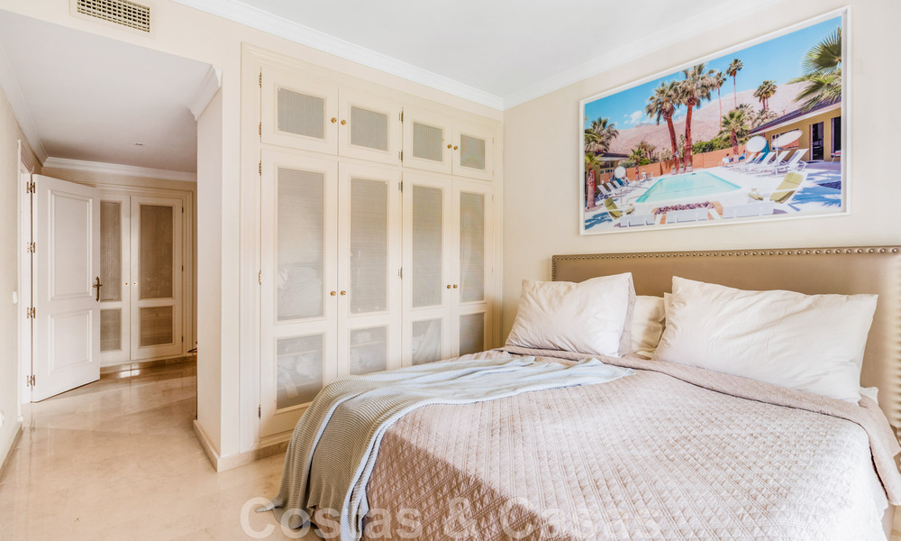 Lichtrijke, mediterrane rijwoning te koop met uitbreidingsmogelijkheid, eerstelijnsgolf in La Quinta te Benahavis - Marbella 44579