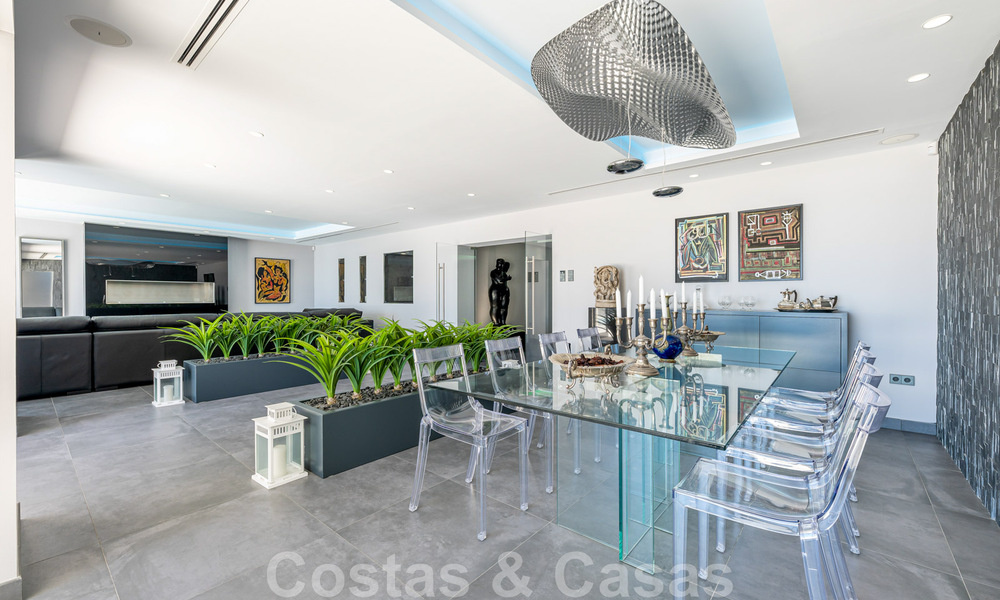 Avant-garde strandvilla in een strakke moderne stijl te koop, eerstelijnsstrand in Mijas Costa, Costa del Sol 44419