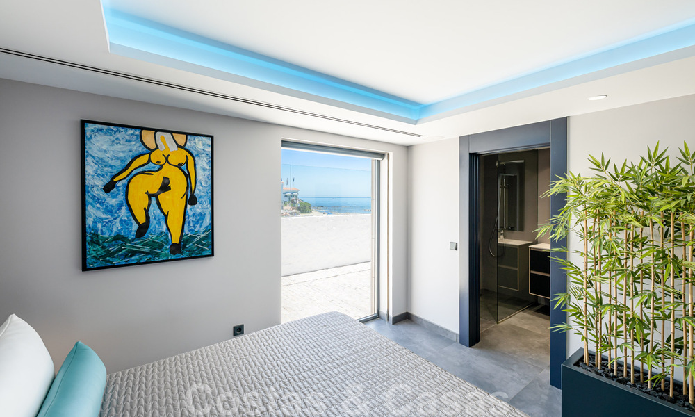 Avant-garde strandvilla in een strakke moderne stijl te koop, eerstelijnsstrand in Mijas Costa, Costa del Sol 44428