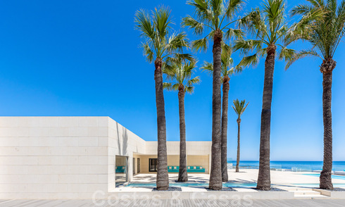 Avant-garde strandvilla in een strakke moderne stijl te koop, eerstelijnsstrand in Mijas Costa, Costa del Sol 44444