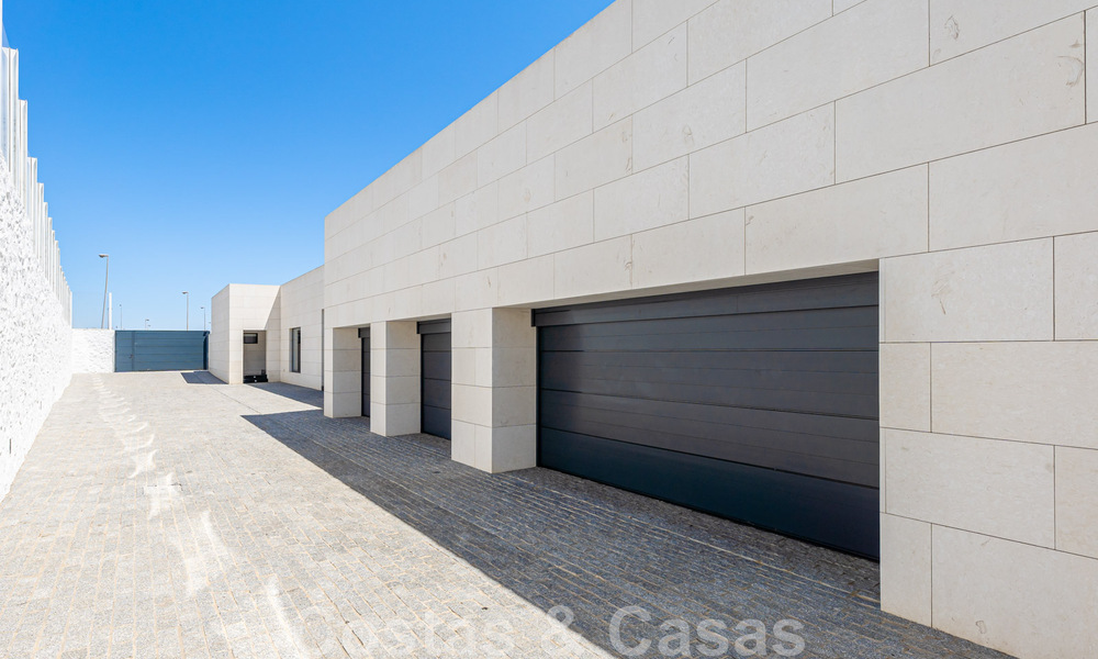 Avant-garde strandvilla in een strakke moderne stijl te koop, eerstelijnsstrand in Mijas Costa, Costa del Sol 44450