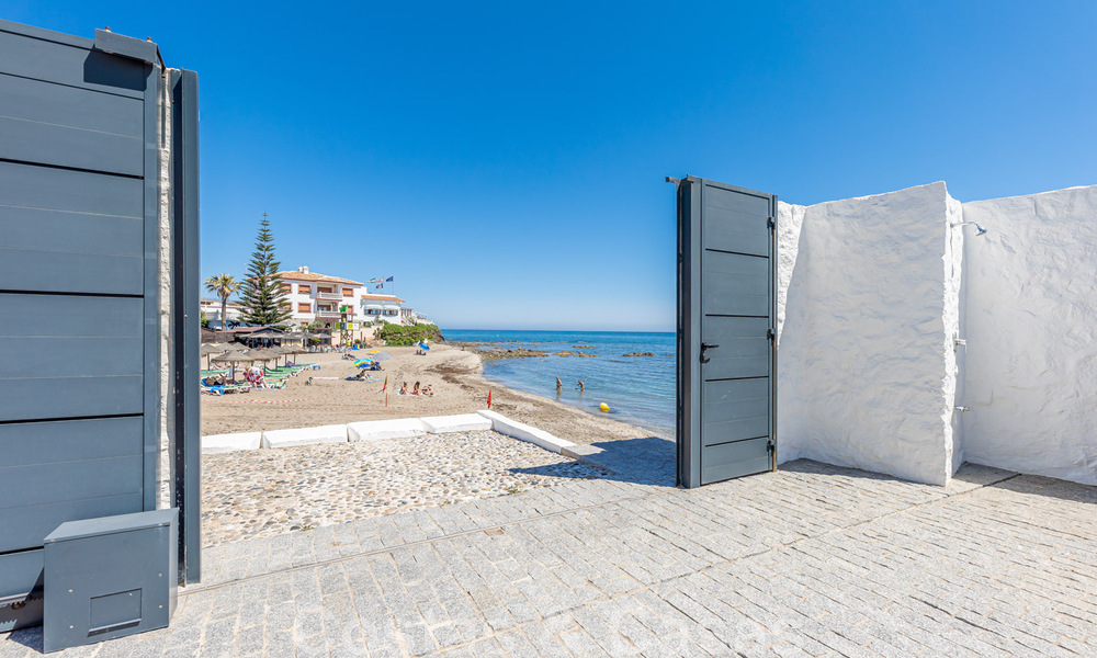 Avant-garde strandvilla in een strakke moderne stijl te koop, eerstelijnsstrand in Mijas Costa, Costa del Sol 44460