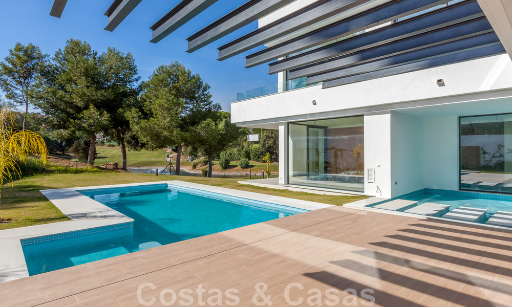 Nieuwe, eigentijdse villa te koop met open uitzicht op de golfbanen van het begeerde golfresort La Cala Golf, Mijas 44652