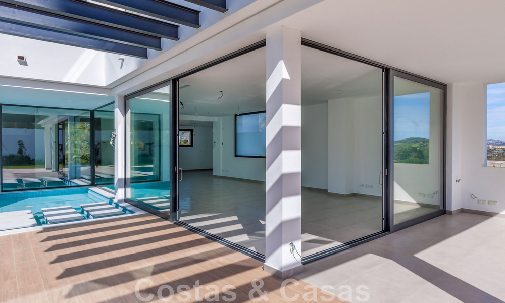 Nieuwe, eigentijdse villa te koop met open uitzicht op de golfbanen van het begeerde golfresort La Cala Golf, Mijas 44654