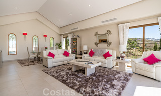 Karaktervolle villa te koop in een eigentijdse Andalusische architectuur, omgeven door golfbanen in een 5 sterren golf resort in Marbella - Benahavis 44876 