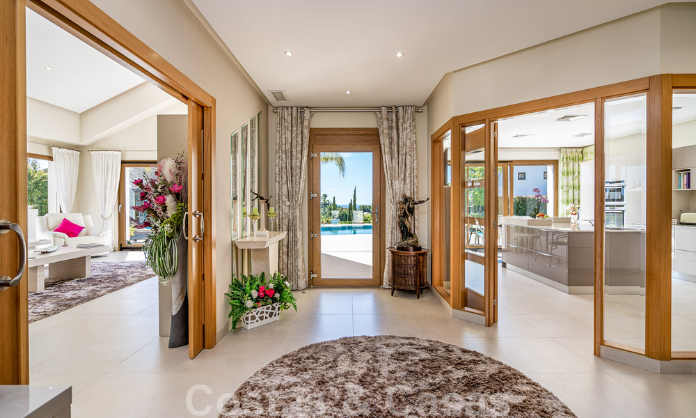 Karaktervolle villa te koop in een eigentijdse Andalusische architectuur, omgeven door golfbanen in een 5 sterren golf resort in Marbella - Benahavis 44877