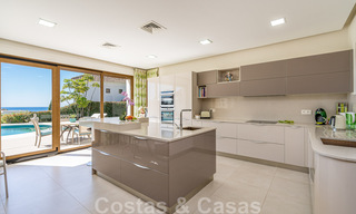 Karaktervolle villa te koop in een eigentijdse Andalusische architectuur, omgeven door golfbanen in een 5 sterren golf resort in Marbella - Benahavis 44882 