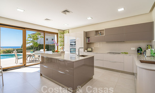 Karaktervolle villa te koop in een eigentijdse Andalusische architectuur, omgeven door golfbanen in een 5 sterren golf resort in Marbella - Benahavis 44882 