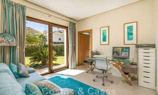 Karaktervolle villa te koop in een eigentijdse Andalusische architectuur, omgeven door golfbanen in een 5 sterren golf resort in Marbella - Benahavis 44887 