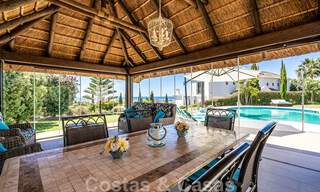 Karaktervolle villa te koop in een eigentijdse Andalusische architectuur, omgeven door golfbanen in een 5 sterren golf resort in Marbella - Benahavis 44891 