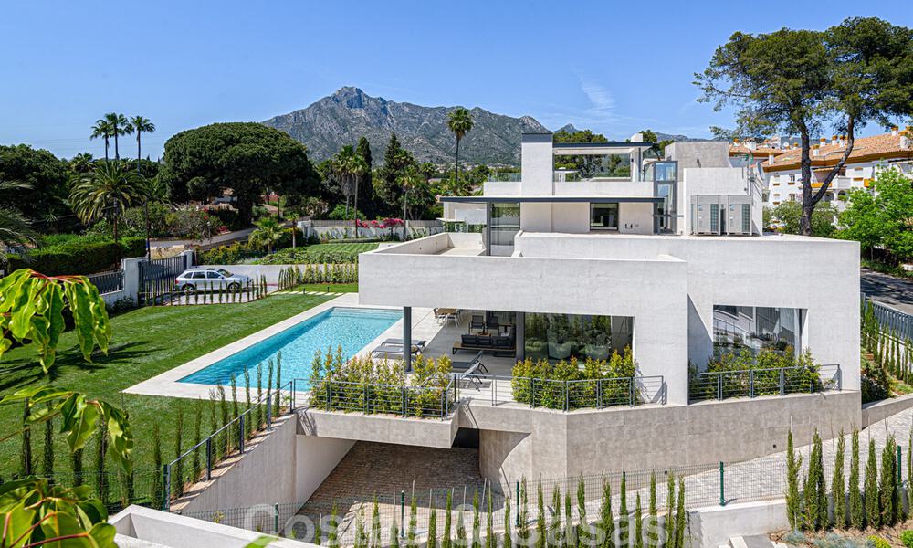 Eigentijdse, luxueuze villa te koop dicht bij alle voorzieningen in een zeer gewilde woongemeenschap op de Golden Mile van Marbella 44819