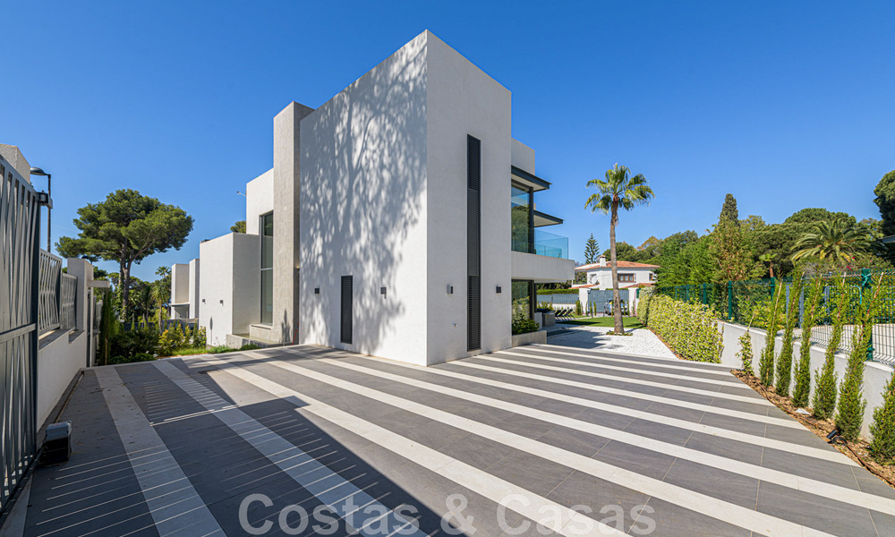 Eigentijdse, luxueuze villa te koop dicht bij alle voorzieningen in een zeer gewilde woongemeenschap op de Golden Mile van Marbella 44820