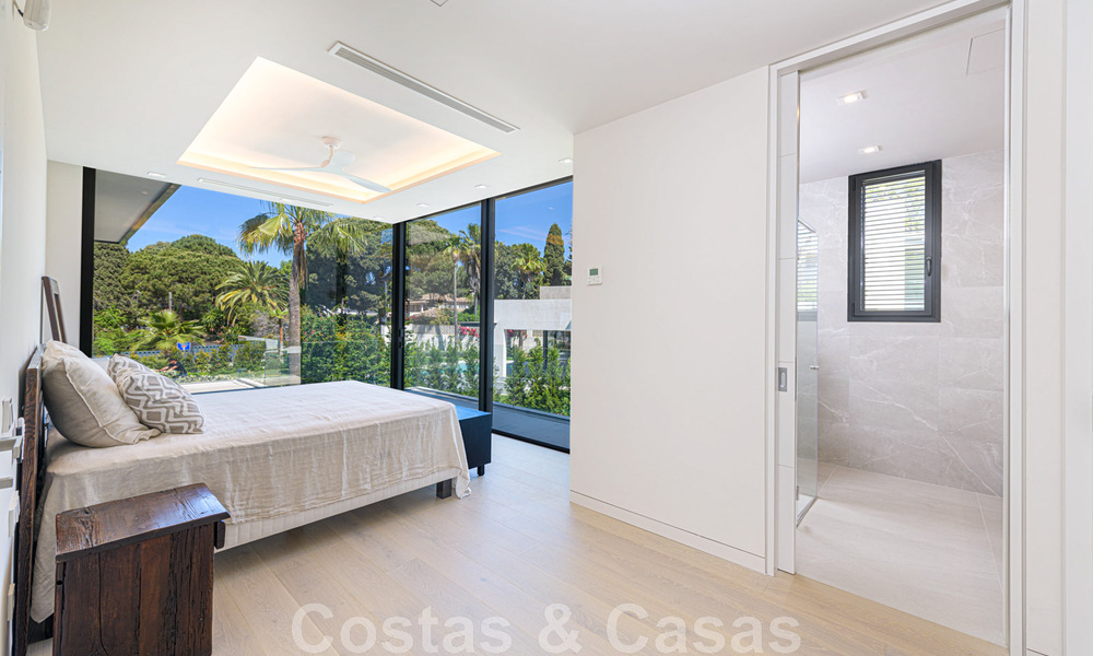 Eigentijdse, luxueuze villa te koop dicht bij alle voorzieningen in een zeer gewilde woongemeenschap op de Golden Mile van Marbella 44824