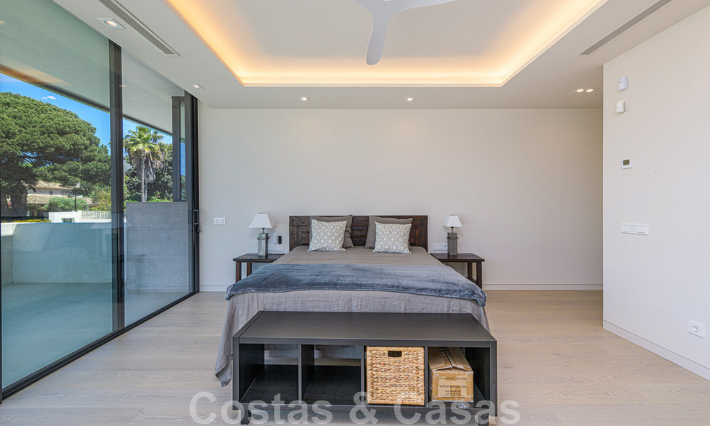 Eigentijdse, luxueuze villa te koop dicht bij alle voorzieningen in een zeer gewilde woongemeenschap op de Golden Mile van Marbella 44830