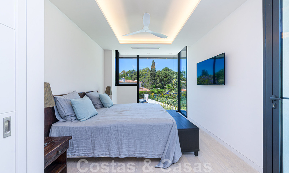 Eigentijdse, luxueuze villa te koop dicht bij alle voorzieningen in een zeer gewilde woongemeenschap op de Golden Mile van Marbella 44837