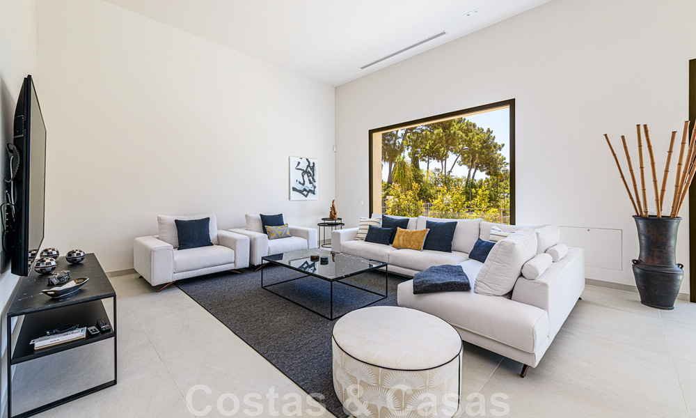 Eigentijdse, luxueuze villa te koop dicht bij alle voorzieningen in een zeer gewilde woongemeenschap op de Golden Mile van Marbella 44839