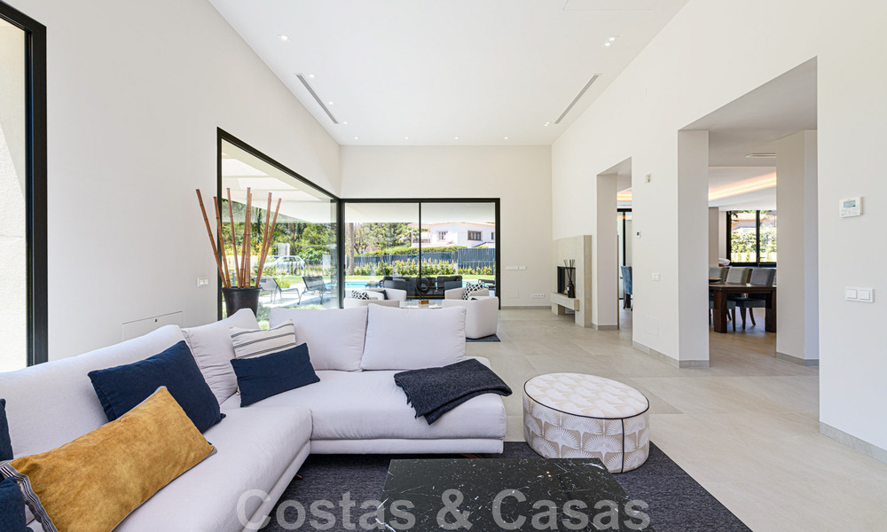Eigentijdse, luxueuze villa te koop dicht bij alle voorzieningen in een zeer gewilde woongemeenschap op de Golden Mile van Marbella 44844