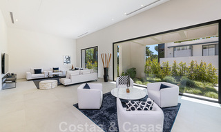Eigentijdse, luxueuze villa te koop dicht bij alle voorzieningen in een zeer gewilde woongemeenschap op de Golden Mile van Marbella 44847 