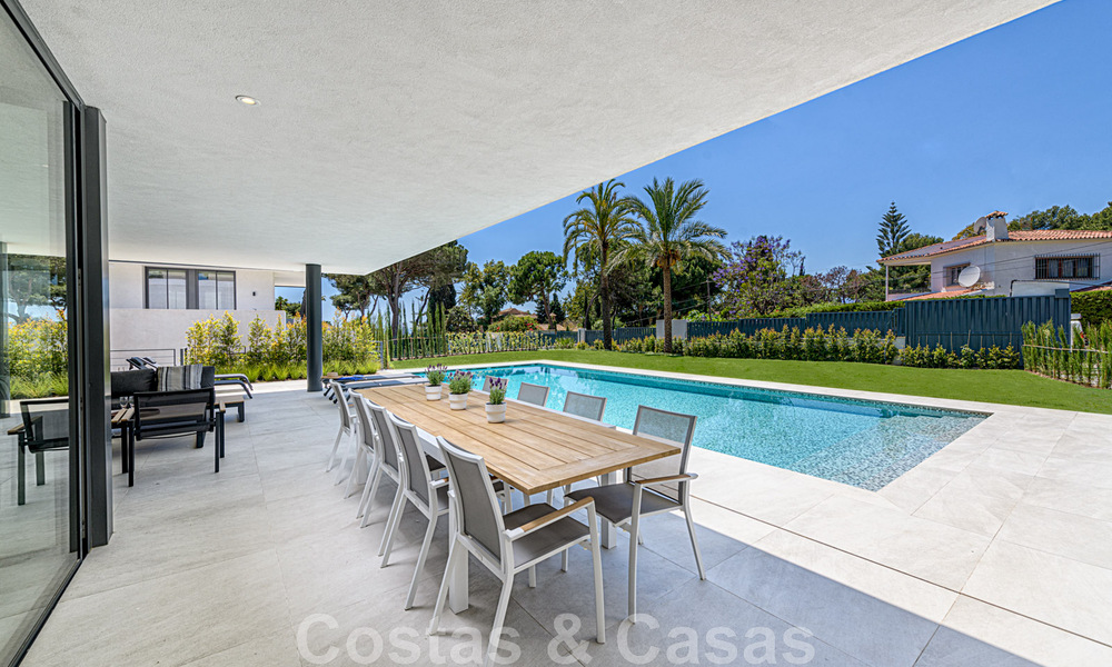 Eigentijdse, luxueuze villa te koop dicht bij alle voorzieningen in een zeer gewilde woongemeenschap op de Golden Mile van Marbella 44855