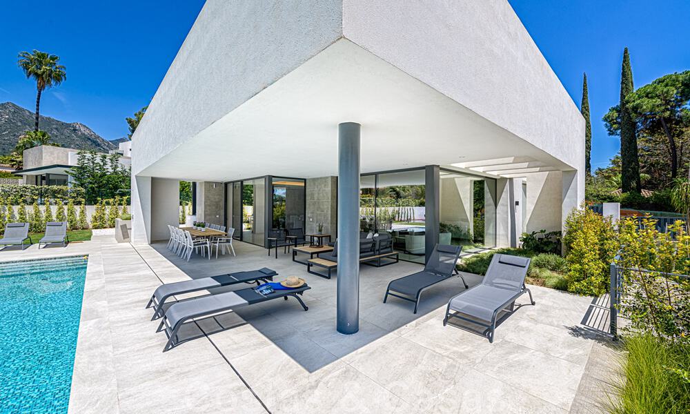 Eigentijdse, luxueuze villa te koop dicht bij alle voorzieningen in een zeer gewilde woongemeenschap op de Golden Mile van Marbella 44858