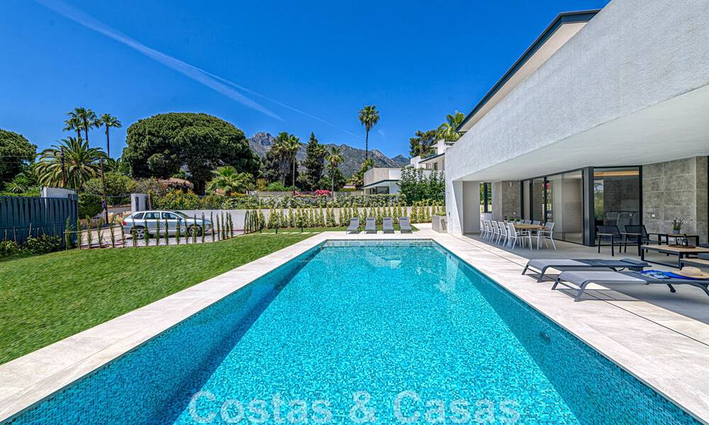 Eigentijdse, luxueuze villa te koop dicht bij alle voorzieningen in een zeer gewilde woongemeenschap op de Golden Mile van Marbella 44859