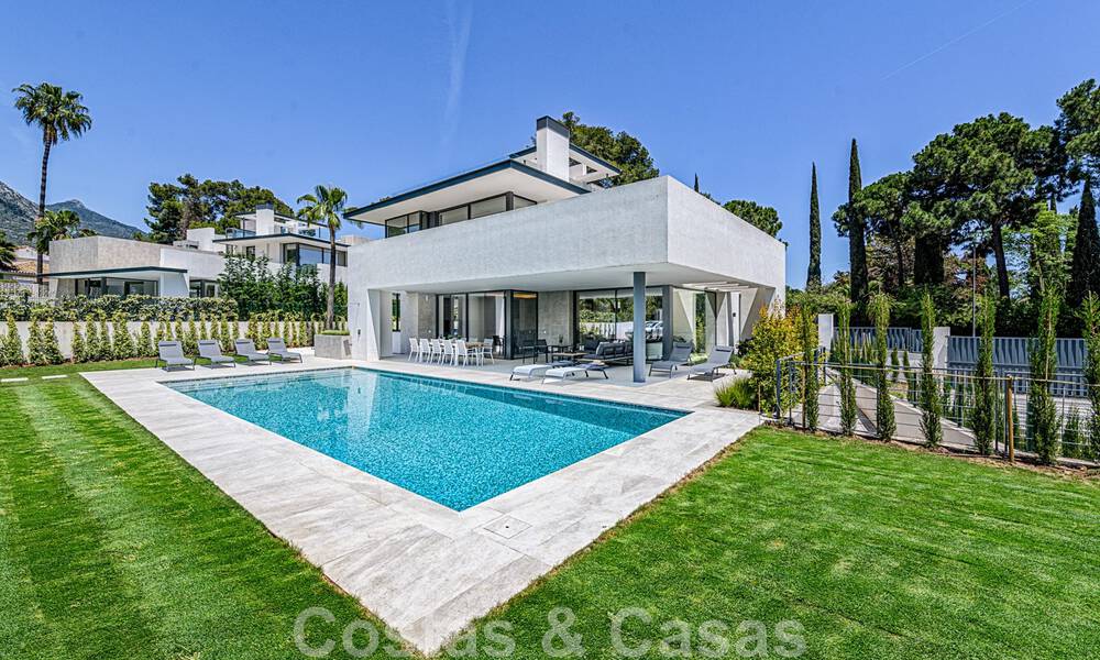 Eigentijdse, luxueuze villa te koop dicht bij alle voorzieningen in een zeer gewilde woongemeenschap op de Golden Mile van Marbella 44860