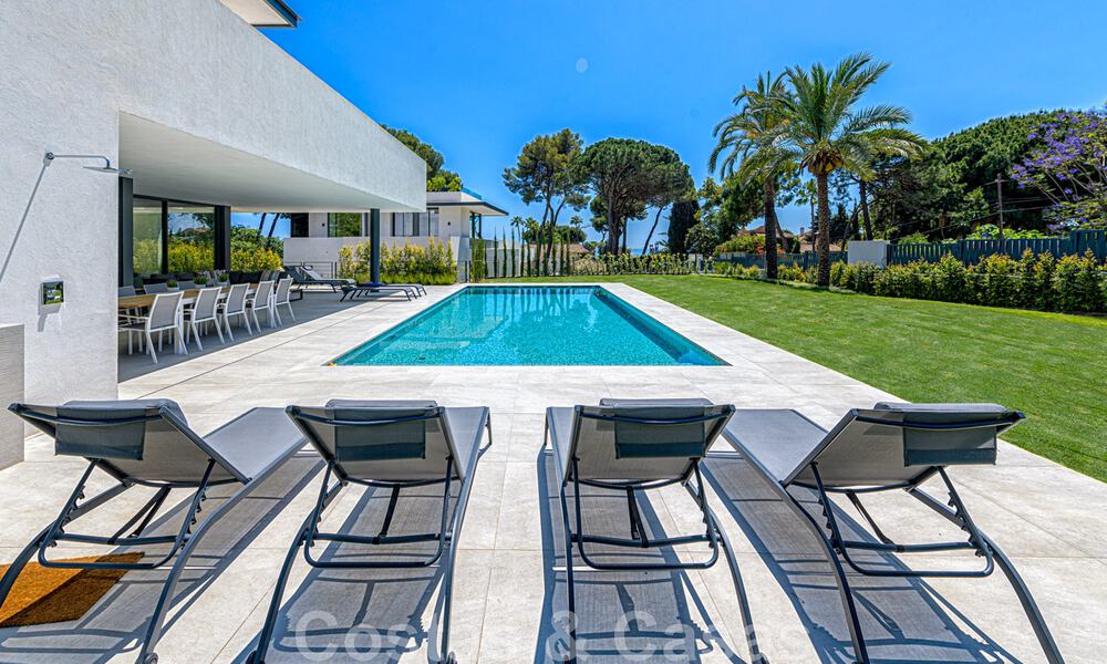 Eigentijdse, luxueuze villa te koop dicht bij alle voorzieningen in een zeer gewilde woongemeenschap op de Golden Mile van Marbella 44862