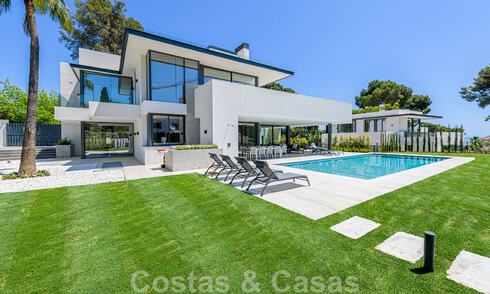 Eigentijdse, luxueuze villa te koop dicht bij alle voorzieningen in een zeer gewilde woongemeenschap op de Golden Mile van Marbella 44863