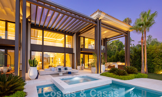Exclusieve, prestigieuze designervilla te koop, gelegen eerstelijns golf in het hartje van Nueva Andalucia in Marbella 44800 