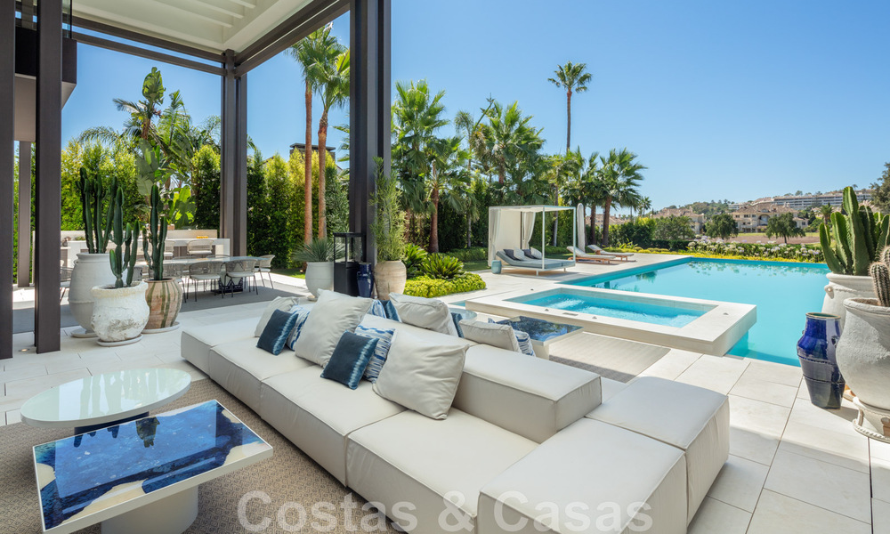 Exclusieve, prestigieuze designervilla te koop, gelegen eerstelijns golf in het hartje van Nueva Andalucia in Marbella 44806