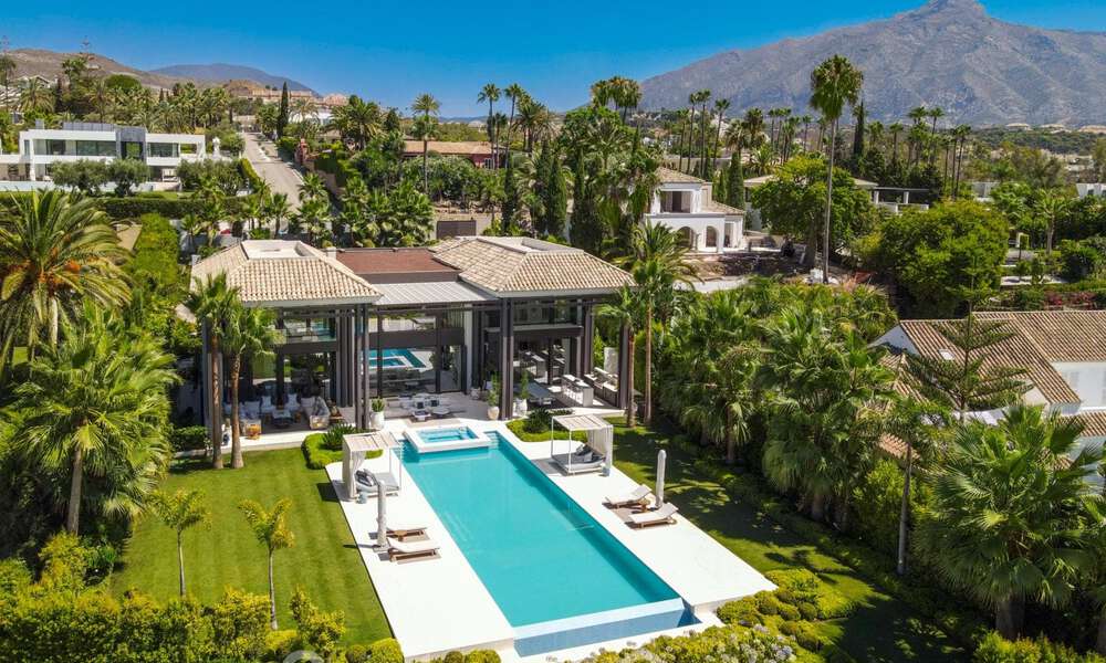 Exclusieve, prestigieuze designervilla te koop, gelegen eerstelijns golf in het hartje van Nueva Andalucia in Marbella 44808