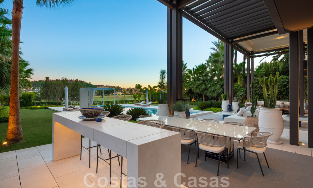 Exclusieve, prestigieuze designervilla te koop, gelegen eerstelijns golf in het hartje van Nueva Andalucia in Marbella 44816