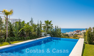 Instapklare, moderne villa te koop, eerstelijnsgolf met een prachtig zeezicht in Oost-Marbella 44980 