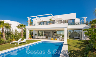 Instapklare, moderne villa te koop, eerstelijnsgolf met een prachtig zeezicht in Oost-Marbella 44981 