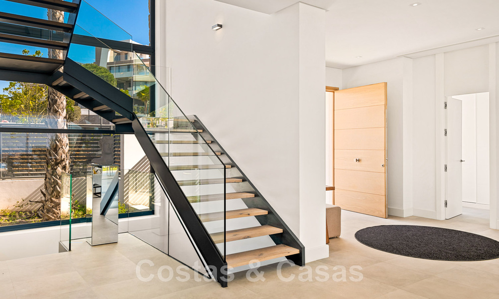Instapklare, moderne villa te koop, eerstelijnsgolf met een prachtig zeezicht in Oost-Marbella 44982