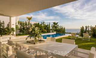 Instapklare, moderne villa te koop, eerstelijnsgolf met een prachtig zeezicht in Oost-Marbella 44989 