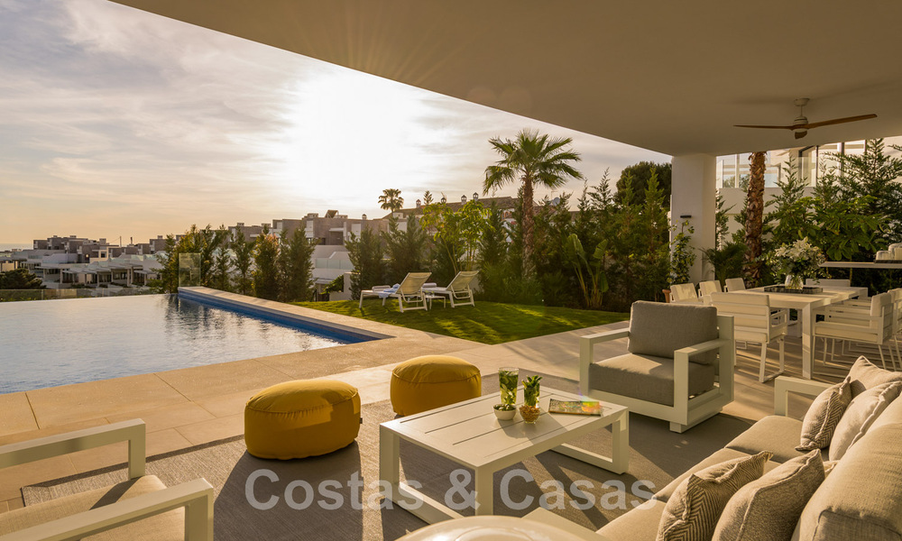 Instapklare, moderne villa te koop, eerstelijnsgolf met een prachtig zeezicht in Oost-Marbella 44990