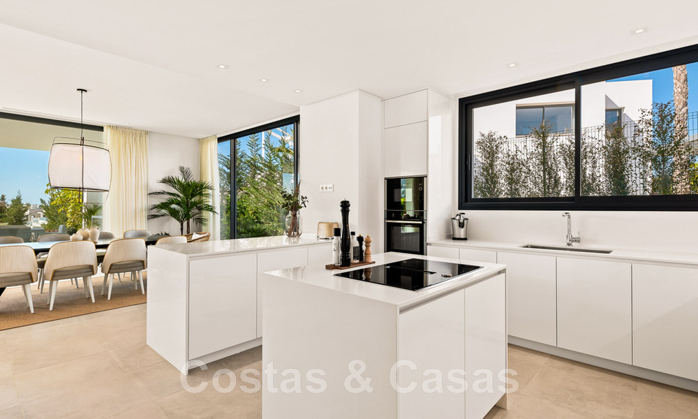 Instapklare, moderne villa te koop, eerstelijnsgolf met een prachtig zeezicht in Oost-Marbella 44997