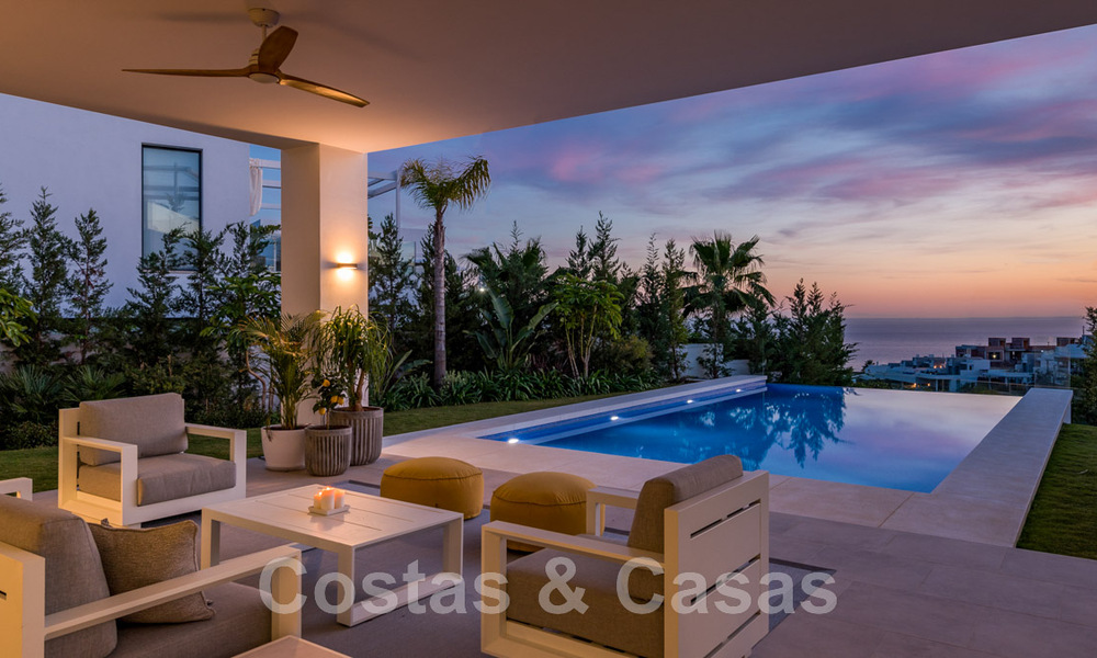 Instapklare, moderne villa te koop, eerstelijnsgolf met een prachtig zeezicht in Oost-Marbella 45000