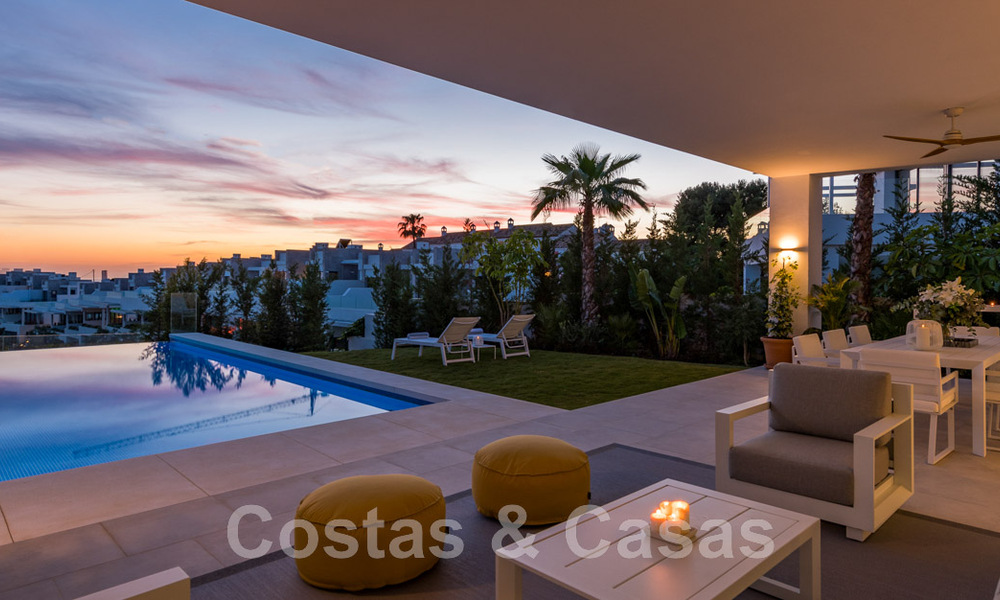 Instapklare, moderne villa te koop, eerstelijnsgolf met een prachtig zeezicht in Oost-Marbella 45001