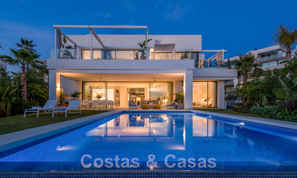 Instapklare, moderne villa te koop, eerstelijnsgolf met een prachtig zeezicht in Oost-Marbella 45002