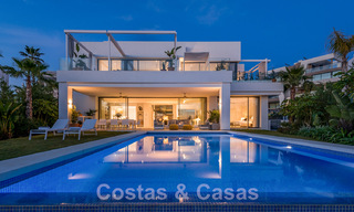 Instapklare, moderne villa te koop, eerstelijnsgolf met een prachtig zeezicht in Oost-Marbella 45002 
