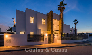 Instapklare, moderne villa te koop, eerstelijnsgolf met een prachtig zeezicht in Oost-Marbella 45003 
