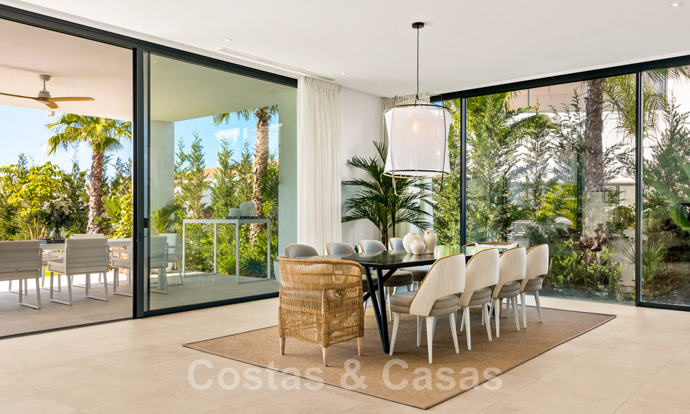Instapklare, moderne villa te koop, eerstelijnsgolf met een prachtig zeezicht in Oost-Marbella 45006