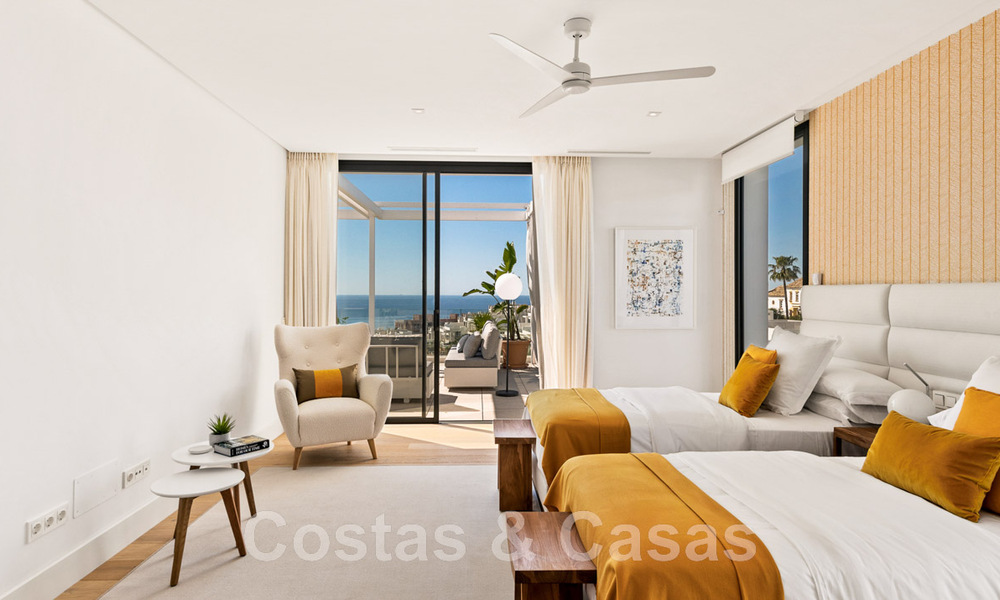 Instapklare, moderne villa te koop, eerstelijnsgolf met een prachtig zeezicht in Oost-Marbella 45007